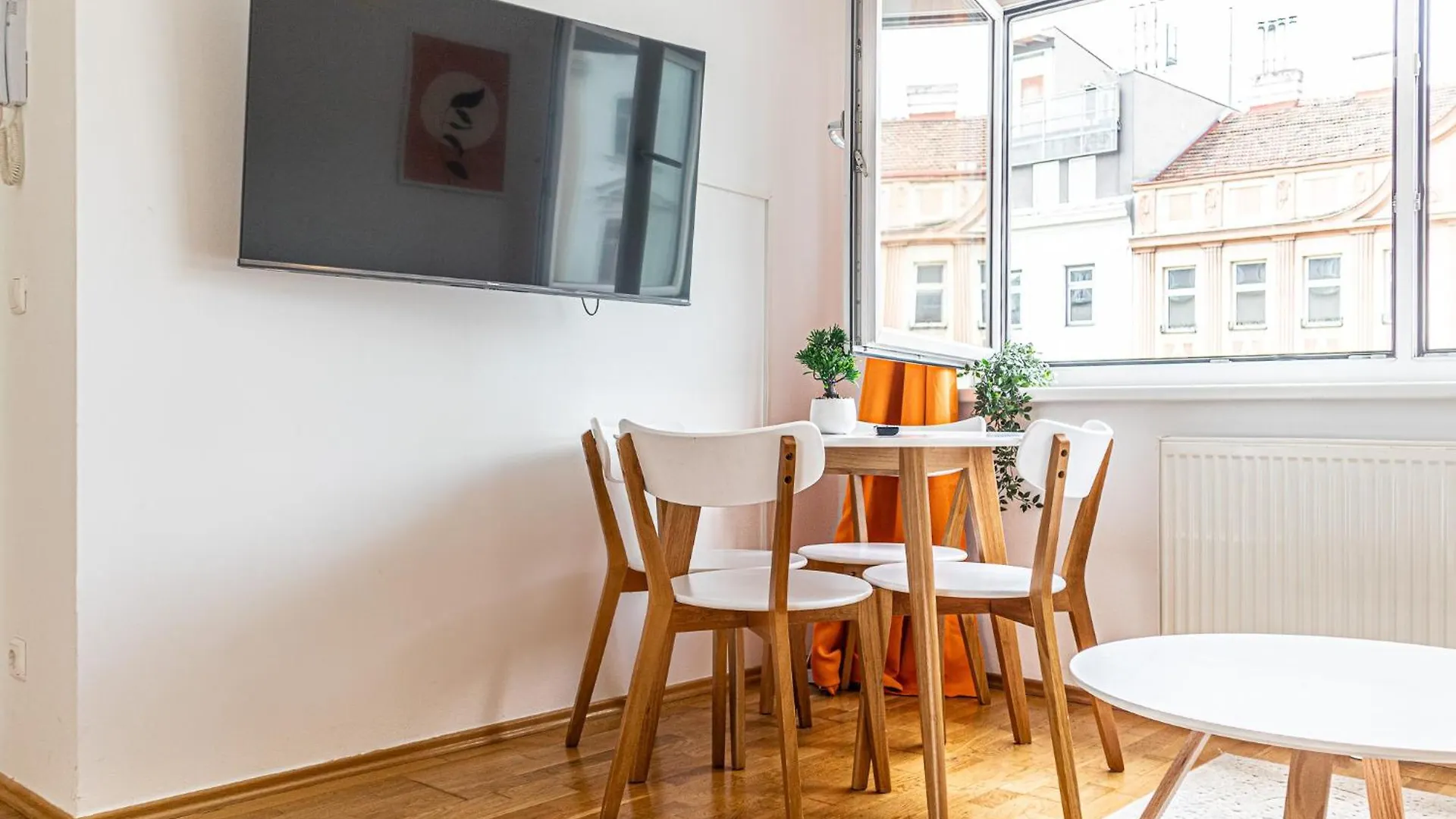 Chic 1Br And 1Lr With Kingbed, 9 Min To City Center Via Metro ウィーン 0*,  オーストリア