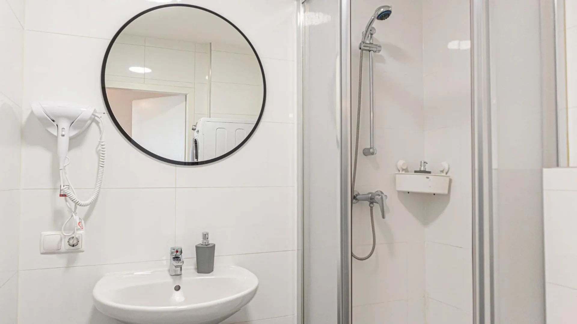 アパート Chic 1Br And 1Lr With Kingbed, 9 Min To City Center Via Metro ウィーン