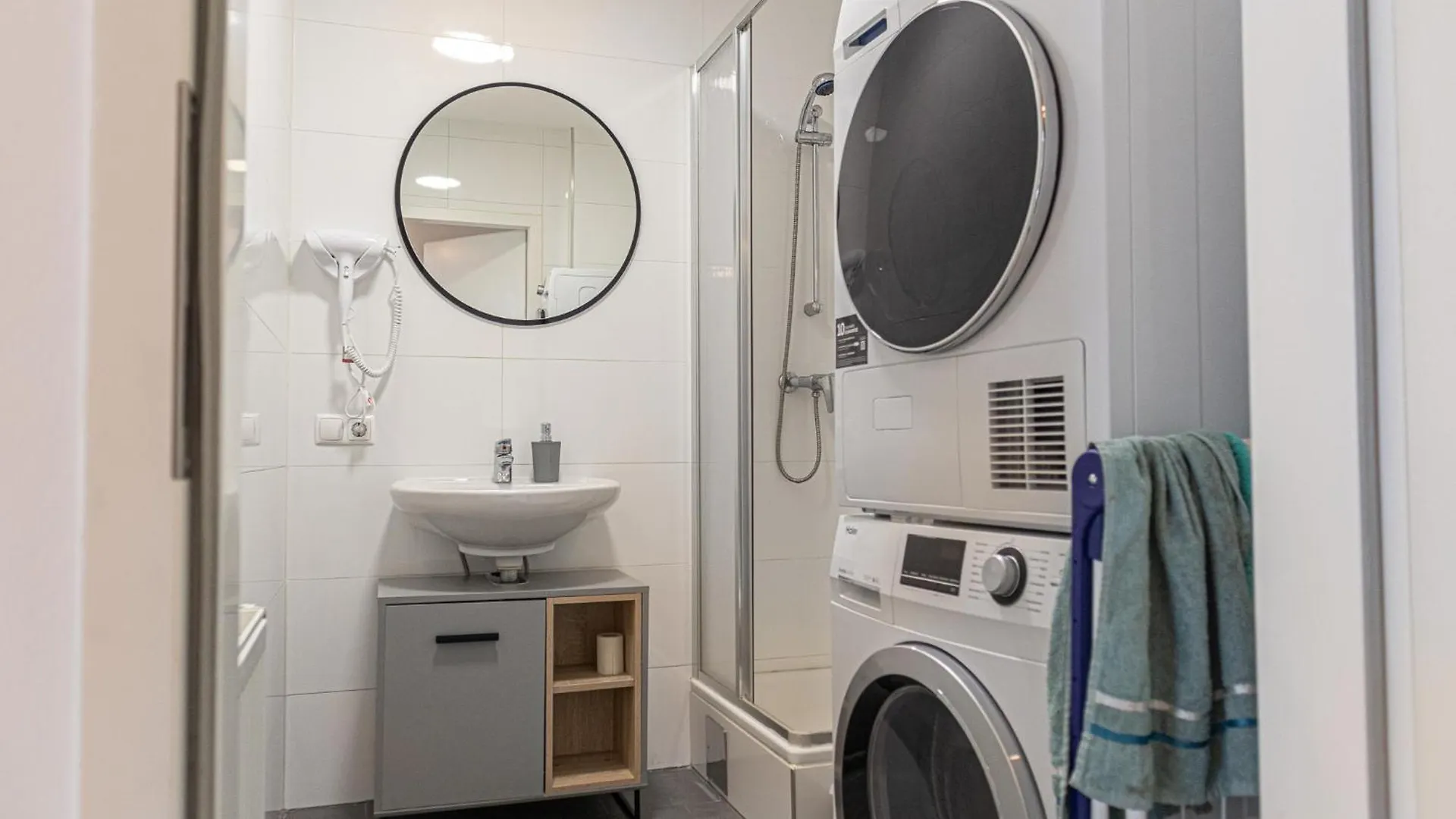 Chic 1Br And 1Lr With Kingbed, 9 Min To City Center Via Metro ウィーン アパート