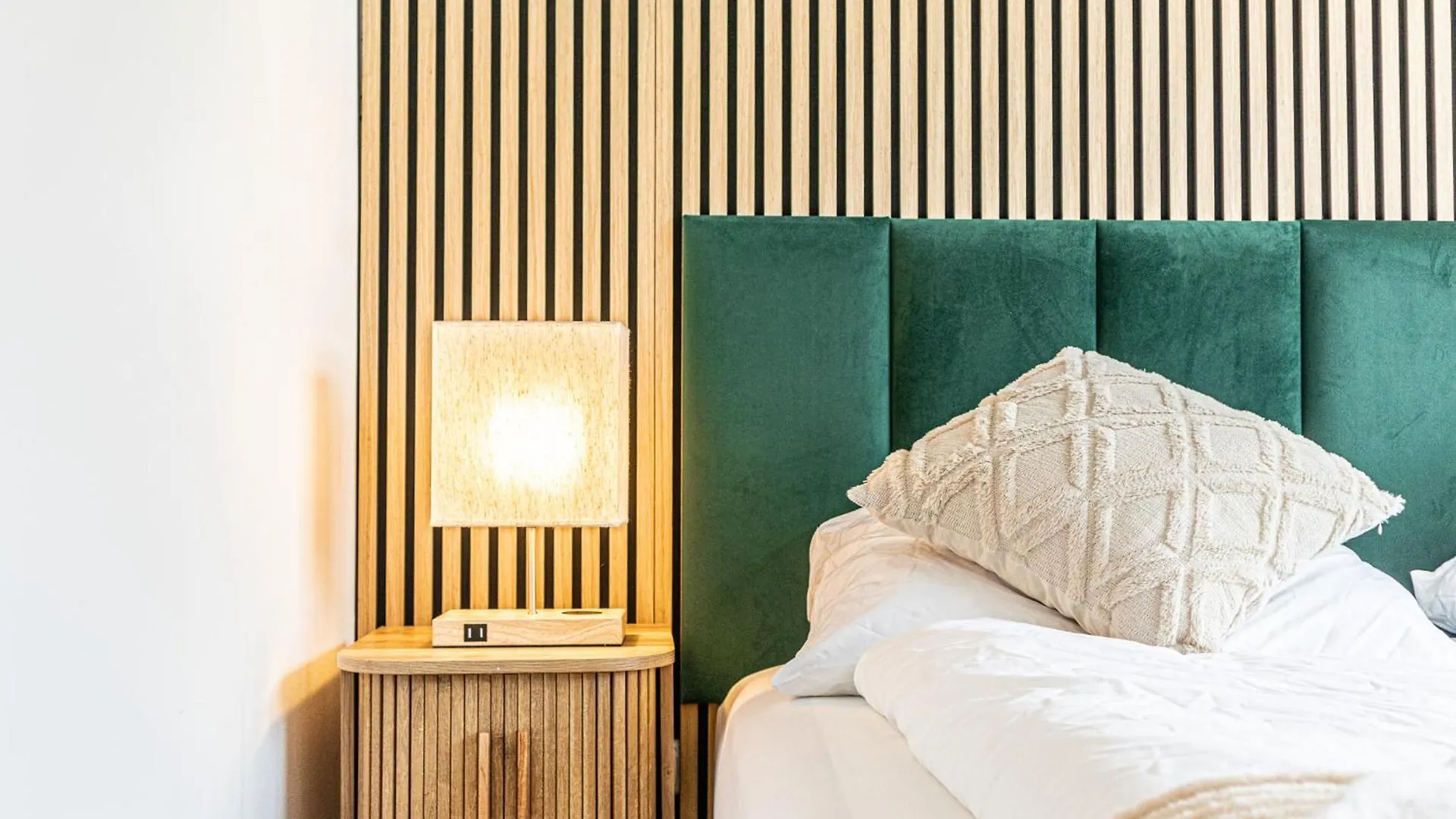 Chic 1Br And 1Lr With Kingbed, 9 Min To City Center Via Metro ウィーン オーストリア