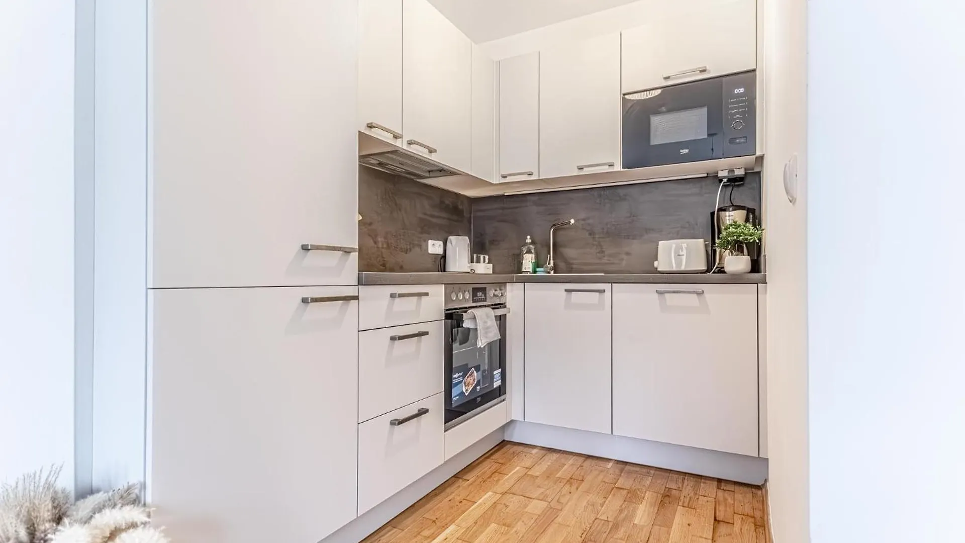 Chic 1Br And 1Lr With Kingbed, 9 Min To City Center Via Metro ウィーン