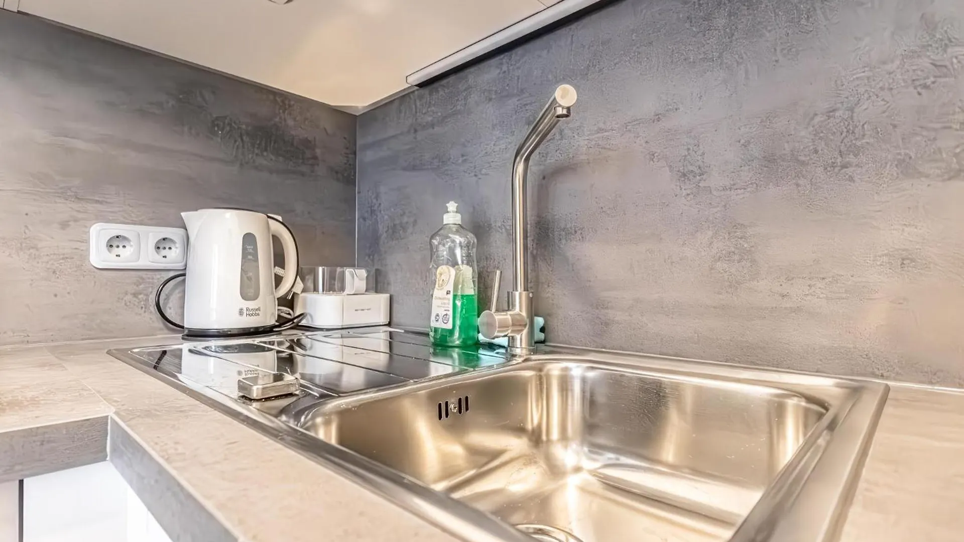 Chic 1Br And 1Lr With Kingbed, 9 Min To City Center Via Metro ウィーン アパート