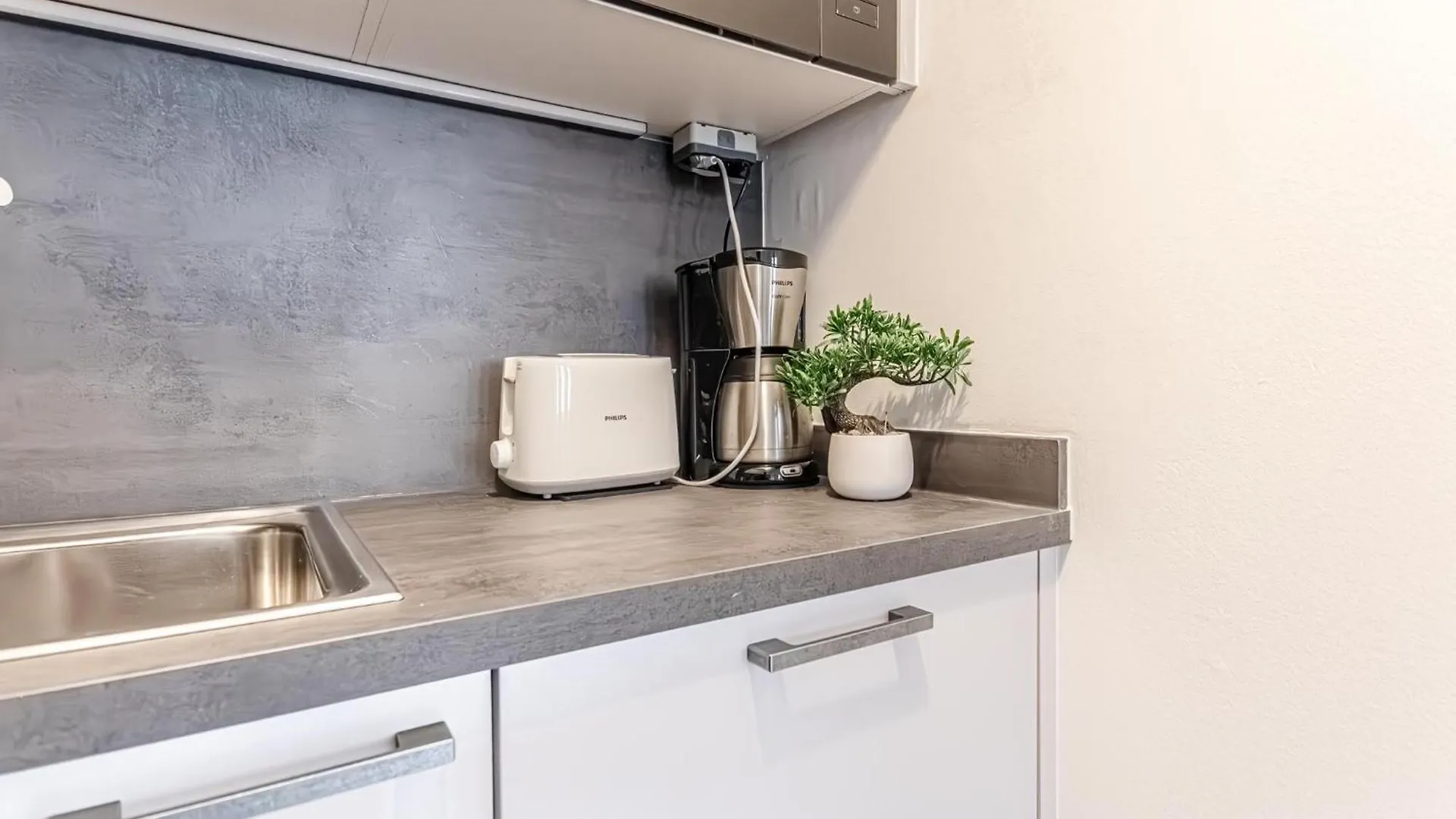 Chic 1Br And 1Lr With Kingbed, 9 Min To City Center Via Metro ウィーン オーストリア