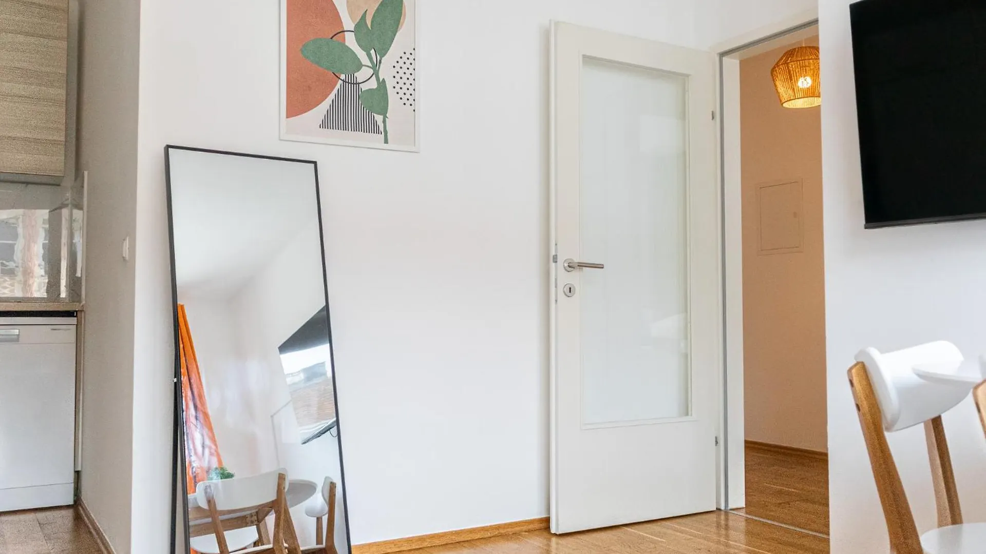 Chic 1Br And 1Lr With Kingbed, 9 Min To City Center Via Metro Vienna