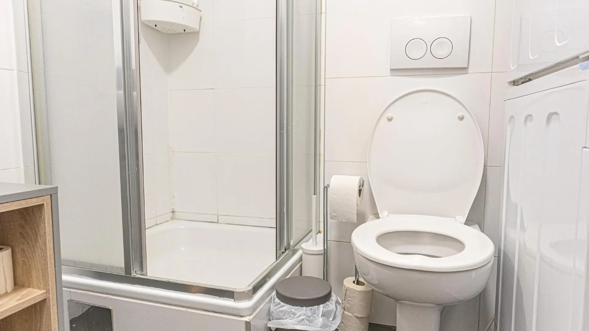 Chic 1Br And 1Lr With Kingbed, 9 Min To City Center Via Metro Vienna 0*,  Austria