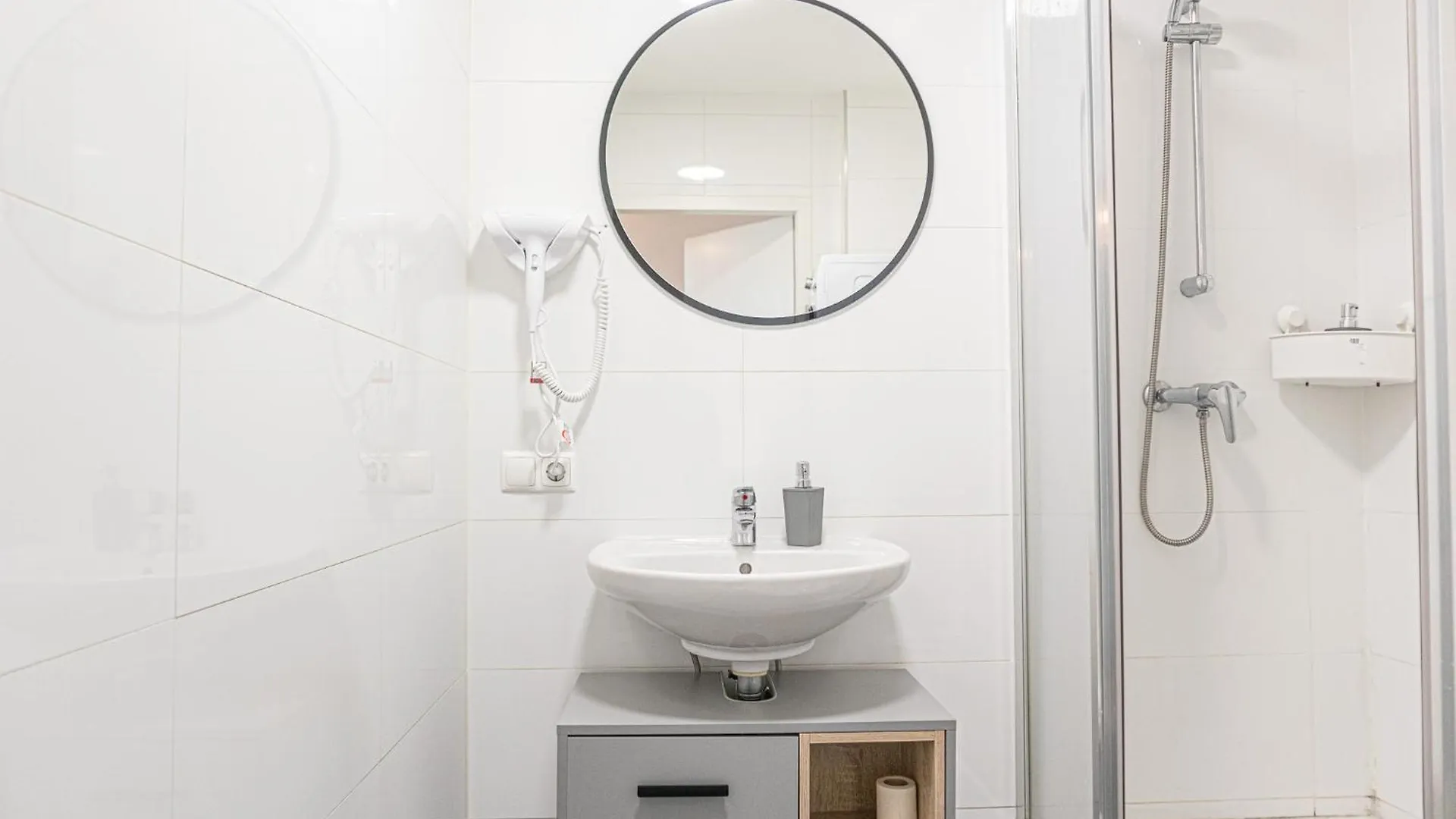 Chic 1Br And 1Lr With Kingbed, 9 Min To City Center Via Metro Vienna Austria