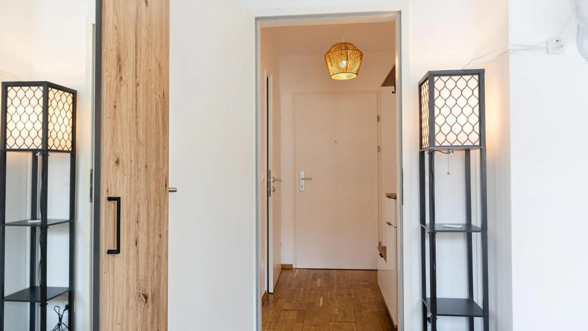 Apartment Chic 1Br And 1Lr With Kingbed, 9 Min To City Center Via Metro Vienna Austria
